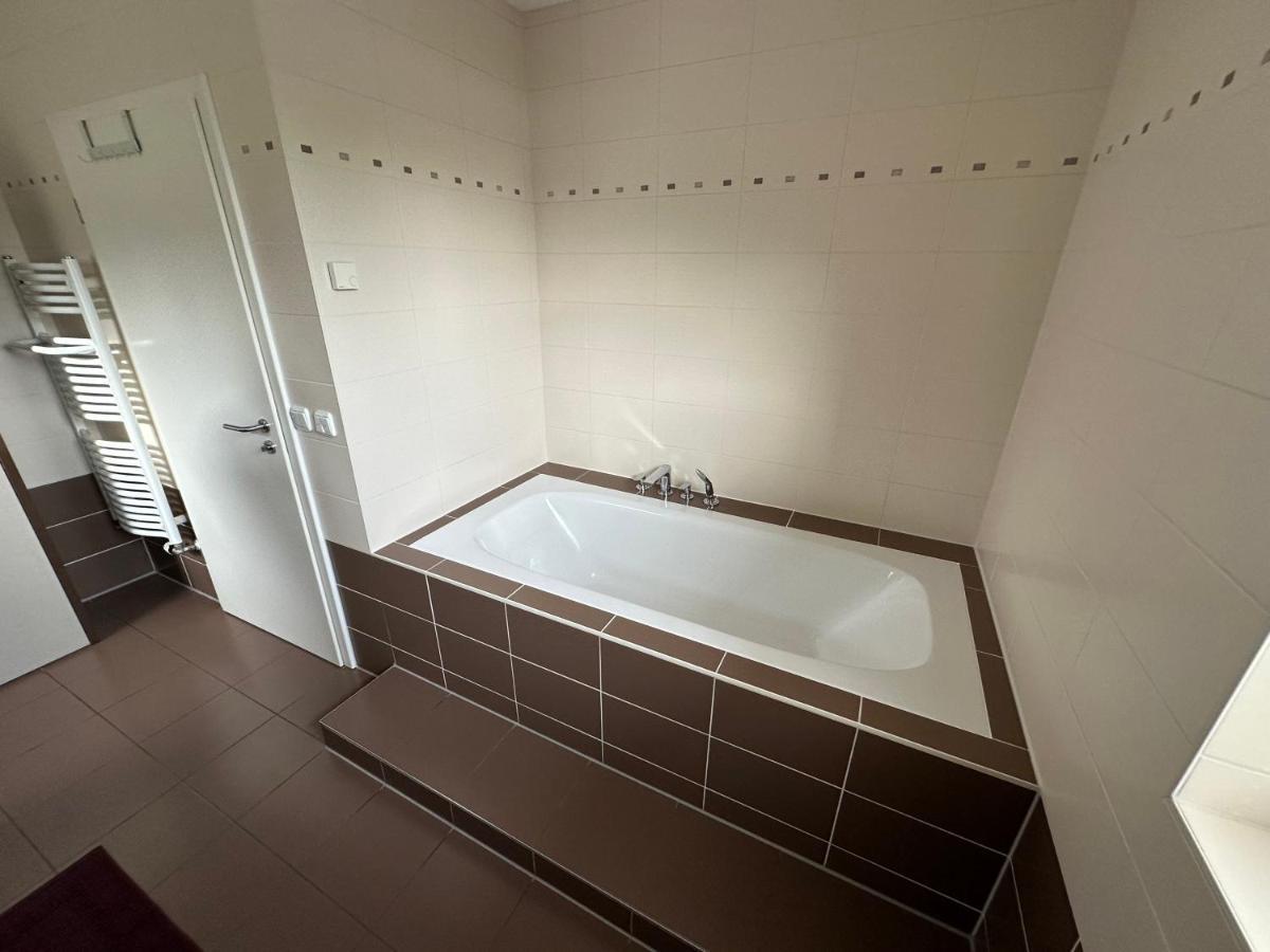 Stadtvilla In Leipzig 7 Personen 3 Schlafzimmer 2 Baeder Garten Und Terrasse Zentral Gelegen Messe Innenstadt Seen Exteriör bild